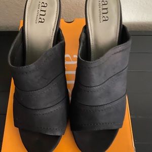 a.n.a. Roanoke Black Suede Open Toe 4” Slides